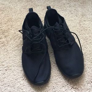 Youth 6.5/Women’s 8 Black on Black Nike Roshes